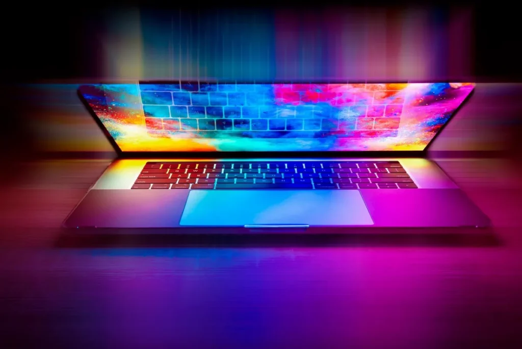 Seorang profesional muda tampak stres menatap layar laptop sendirian di kantor pada malam hari
