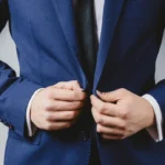 Seorang manajer mendengarkan anggota timnya dengan penuh perhatian di ruang rapat kantor modern