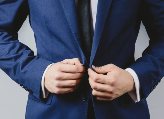Seorang manajer mendengarkan anggota timnya dengan penuh perhatian di ruang rapat kantor modern