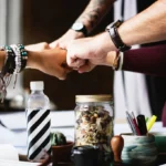 Manajer baru sedang memimpin diskusi tim dengan santai di kantor modern